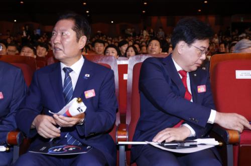 [속보] 정청래 "송언석, 사람이면 사람답게…웅얼거리지말고 사과하라"