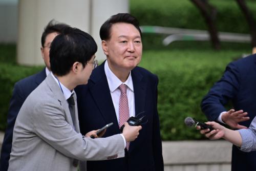 尹 측 "특검과 출입방식 협의 안 돼도 내일 출석"