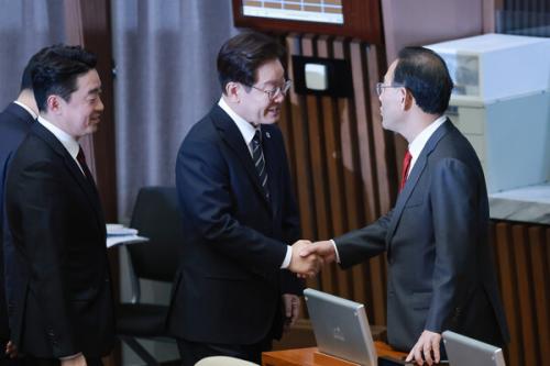 李, 국힘 중진 회동에서 "내 임기 단축해서라도 개헌해야"