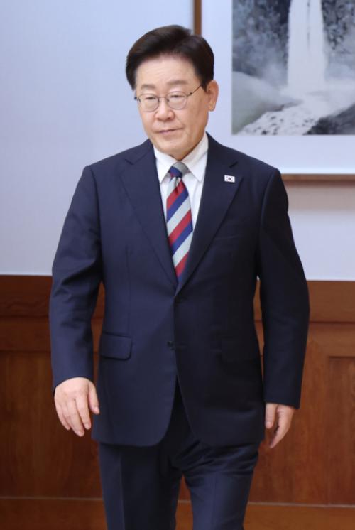 '대책 없는 부동산'에 싸늘해진 민심? 李대통령 지지율 44% '데드크로스' 원인과 전망
