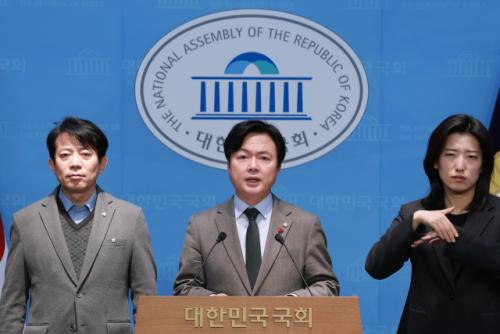 與 "대통령이 언제 95세 노모 집 팔라했나? 장동혁, 설에도 비난만"