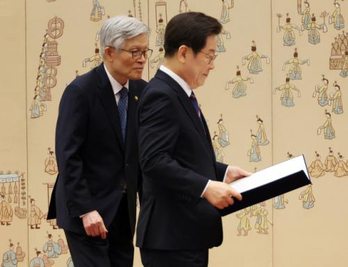 [속보] "문재인은 국민 고통 원천" 최동석에…국힘 "막말 유튜버, 무속인" 사퇴 압박