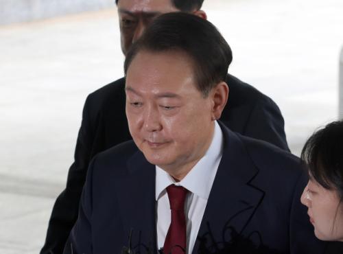 與 "尹, 법꾸라지의 전형…필요하다면 구속영장 청구해야"