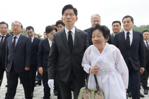 5·18 기념식 불참한 金…하루 전 광주 찾아 나홀로 先 참배