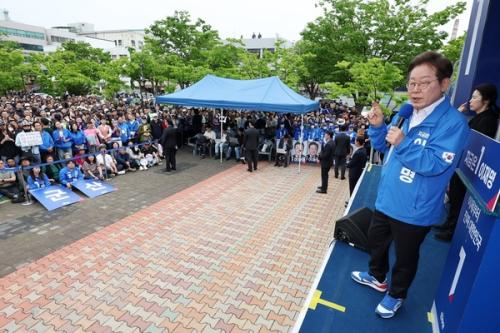 이재명 "커피 한잔 원가 120원인데 만원에 팔아"...자영업자 반발
