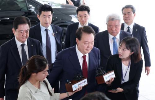 尹 내란특검 '마라톤 조사' 후 귀가… 실제 신문은 약 5시간 그쳐 30일 재소환