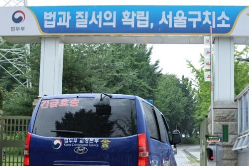 신평 "尹, 1.7평 독방에서 쭈그리고 식사…화가 치민다"