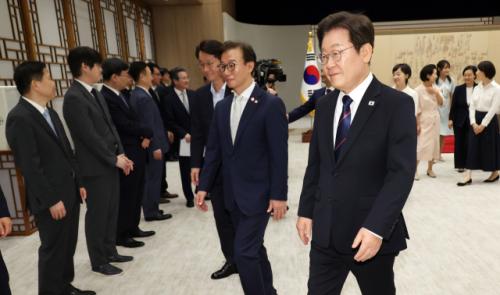 "尹계엄에 소극적으로 임한 軍간부 특진" 李, 국방장관에 지시