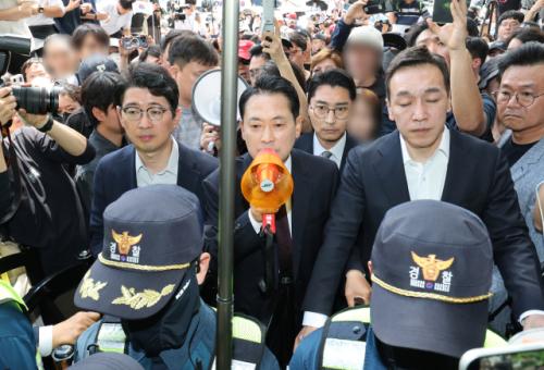 개표소 달려간 장동혁 "투표함 반출 못막아 죄송…선관위와 제대로 싸울것"