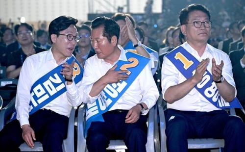 사활 건 민주당 당권 싸움 막 내렸지만…이제부터가 더 문제