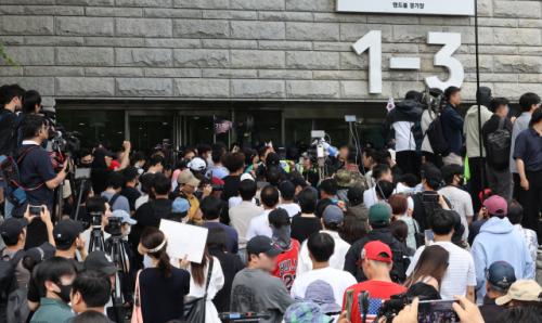 "재선거하라" 잠실 개표소 밤샘 봉쇄…선관위 직원들은 내부 고립