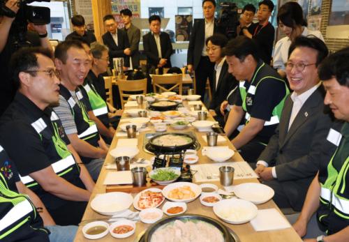 김민석 총리, 환경공무관과 아침식사…"새벽에도 장사 잘 되길"