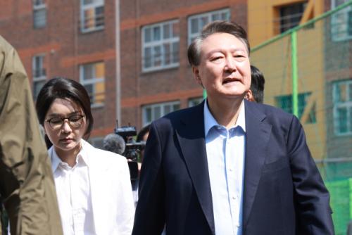 윤석열 전 대통령 부부, 사저 인근서 투표