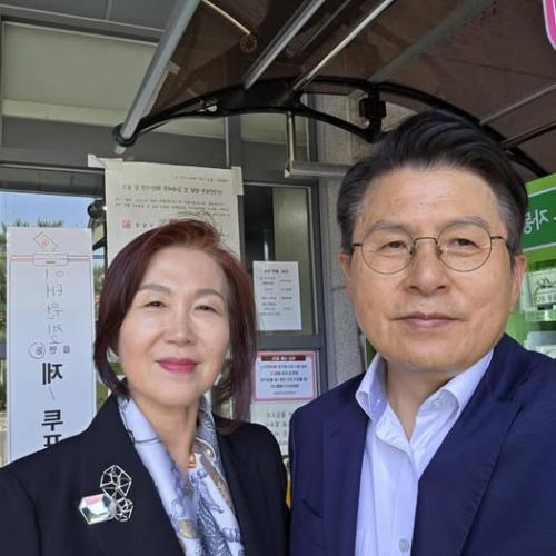 사퇴한 황교안, 아내와 대선 본투표 인증샷