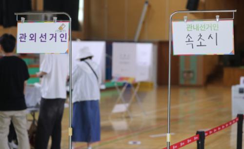 대선 사전투표서 22대 총선 용지 나와…투표용지 들고 식당가기도