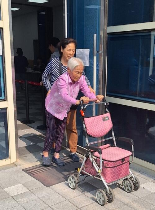 [투표현장] '주민등록 121세' 옥천 최고령 할머니도 한 표