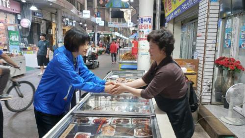 동산병원 간호사 출신 최연숙 선대위원장 와룡시장서 "이재명 찍어주세요"