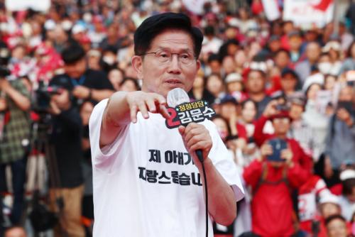 '아내 자랑스럽다' 옷 입은 김문수…"유시민, 제 아내와도 잘 알아"