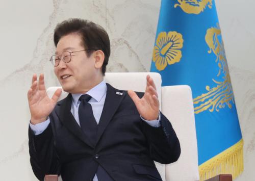 첫 방일 앞둔 李 대통령…'위안부·경제·북핵' 질의응답 보니