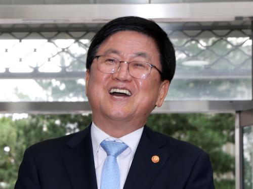 최교진 교육장관 "공교육 회복 위해 선생님들 지키고 보호하겠다"