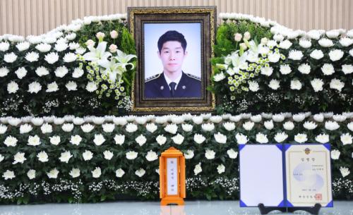 [속보] 李대통령, 중국인 구조중 숨진 해경에 훈장…"숭고한 정신과 헌신 잊지 않겠다"