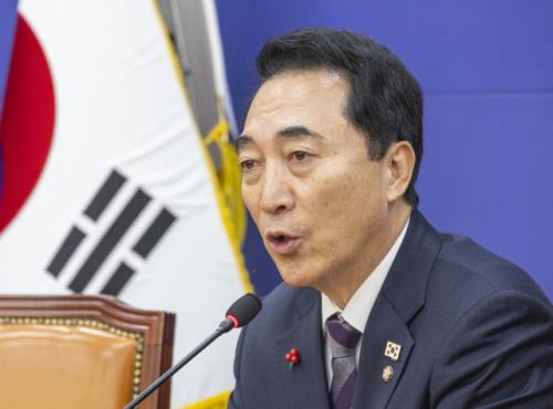 與 "국힘, 당명 바꾼다면 '국민의짐' 밖에 없다"