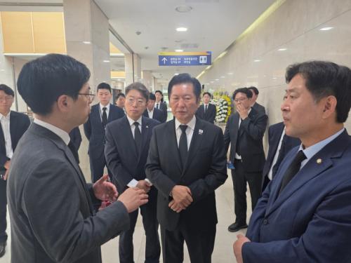 李대통령 "공무원 근무여건 개선해야"…정청래 대표 "공무원 사망 참담해"