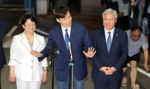 李지지율 57%로 하락세…“조국 등 광복절 특사 잘못” 54%