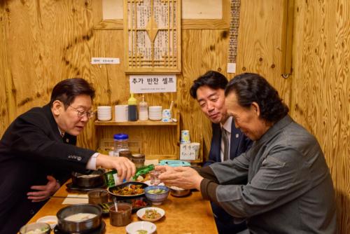 李대통령, 소머리국밥에 소주 한 잔…"국민 힘드는 것 느껴져"