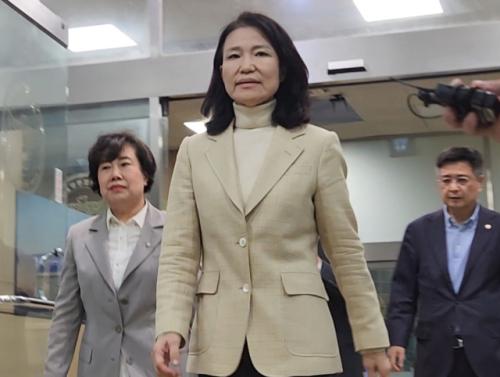 석방된 이진숙 "이재명 검·경의 수갑, 사법부가 풀어줘…응원 감사"