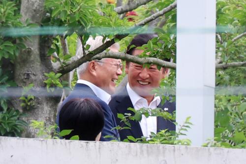 [현장사진] 文淸 회동…정청래 대표, 盧 묘역 참배 후 문재인 전 대통령 예방