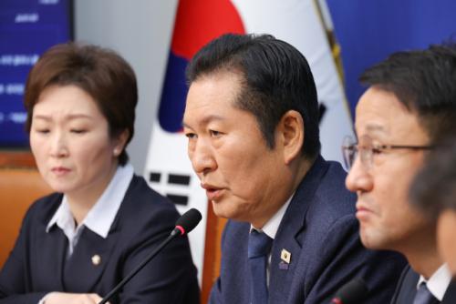 "5주내 합당·조국당에 지명직 최고위원" 與 대외비 문건 유출됐다