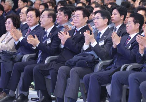 李대통령, 남부내륙철도 착공식 참석…PK 민심 행보 이어가