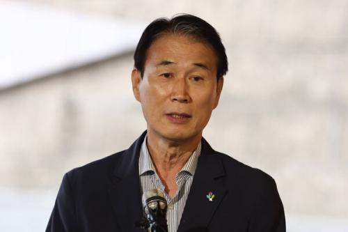 강의 ‘0분’에 7000만원…'반값등록금' 외치던 권오을은 '등록금 루팡'?