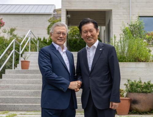 [속보] 文, 정청래 만나 "3년간 남북 교류 토양 무너져"…'조국 사면'은 언급은 없어