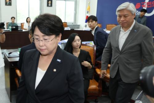 [속보]조국혁신당 '창립멤버' 은우근 탈당…"성 비위 피해자에 공격 멈춰야"