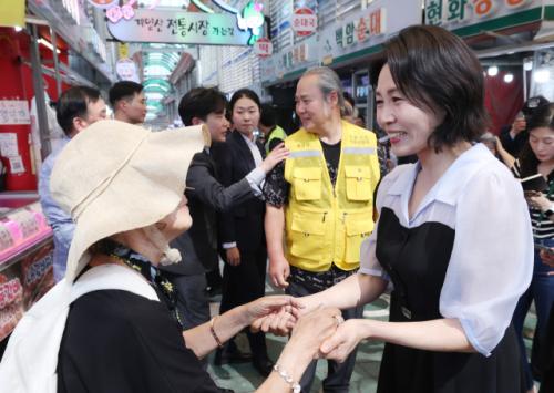 김혜경 여사, 소비쿠폰 어디 썼나?…전통시장서 닭강정·강냉이 구매