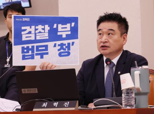 제명당한 최혁진 "난 아직 민주연구원 부원장" 주장했다 삭제