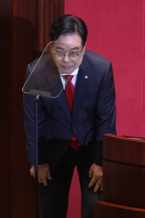 與, 송언석 연설 겨냥, "협치하자며 협박…쑥·마늘 더 먹어야 하나"