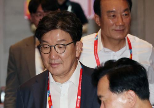 권성동, '큰절' 보도에 "로마법 따라야…특검, 여론 선동"