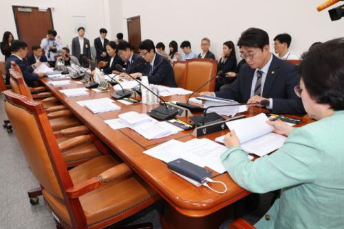 '방송 3법' 민주당 주도 법안소위 통과, 국힘 반발 불참