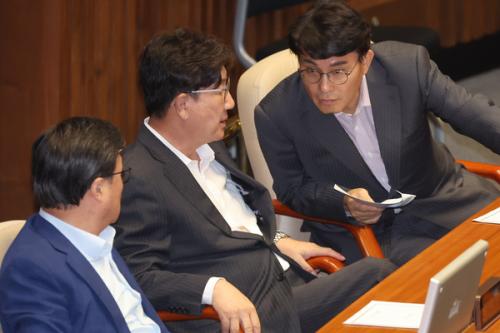 국민의힘은 이재명 당?...'보수' 국힘당 정체성 논란