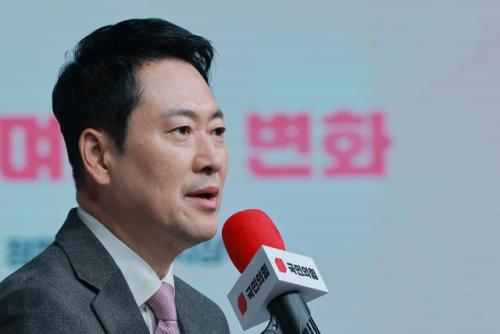 장동혁 "95세 노모가 '핸드폰만도 못한 늙은이'라고…李대통령 SNS 답하느라"