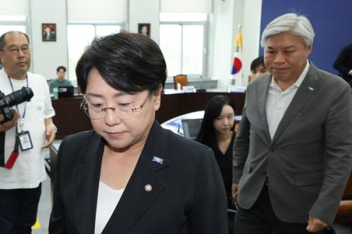 ‘성 비위 외면’ 논란 조국, 비대위원장 추대에 민주당도 ‘절레절레’