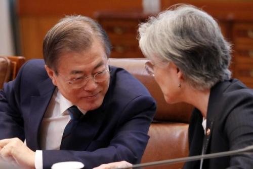 회전문처럼 돌아오는 친문계…강경화 내정·조국 출마선언