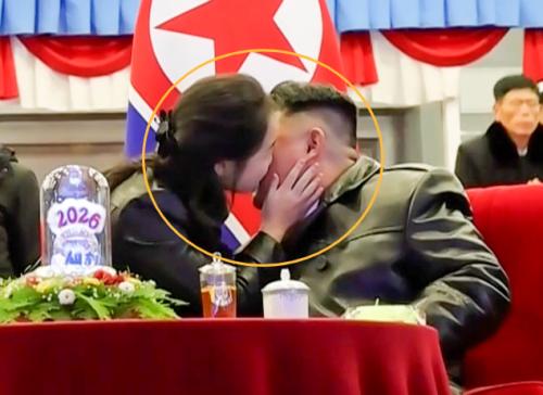 "김정은·김주애, 과도한 스킨십…보통 부녀관계 아닌 듯"…日 매체의 지적