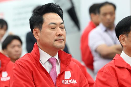 '우세 1곳' 참패 전망에 장동혁 40분 침묵후 자리 떠…엇갈린 양당 상황실