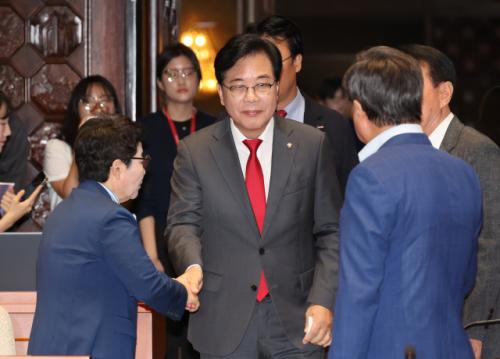 재정비 늦어지며 대여투쟁력 상실, 내부투쟁 늪에 빠진 제1야당