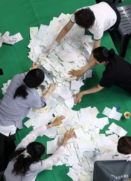 여당 '내란 심판론'에 휩쓸린 표심…보수, 수도권·격전지서 대거 고전