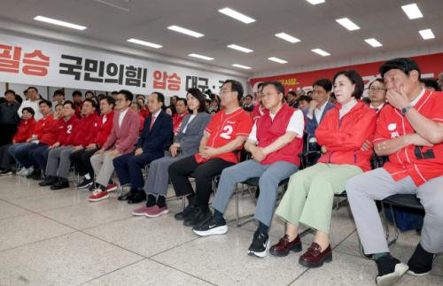 '초박빙' 대구시장 출구조사에 긴장감 감돈 국힘, 秋 "결과 지켜볼 것"